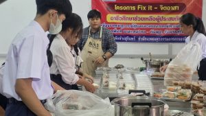 นักเรียนห้องเรียนอาชีพ: ประกอบอาหารส่งกำลังใจทหารชายแดนไทย-กัมพูชา